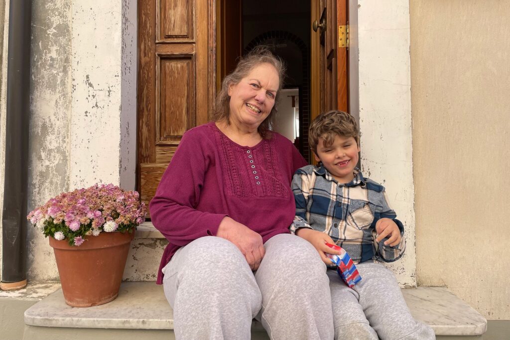 Aer curat, viață mai bună: familia americană care și-a mutat copilul cu nevoi speciale în Italia
