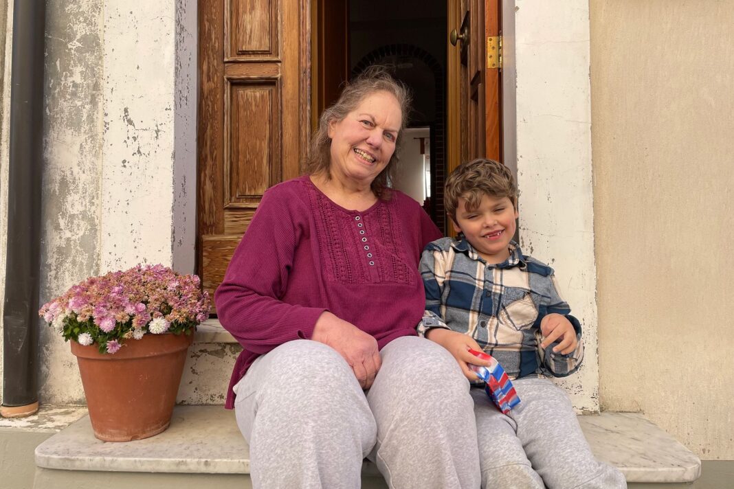 Lynette Elser și fiul ei adoptiv, Kenny, s-au mutat din Tennessee la Latronico, în sudul Italiei
