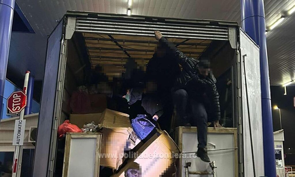 26 de migranți, ascunși într-un TIR care venea din Turcia, prinşi în vama Calafat