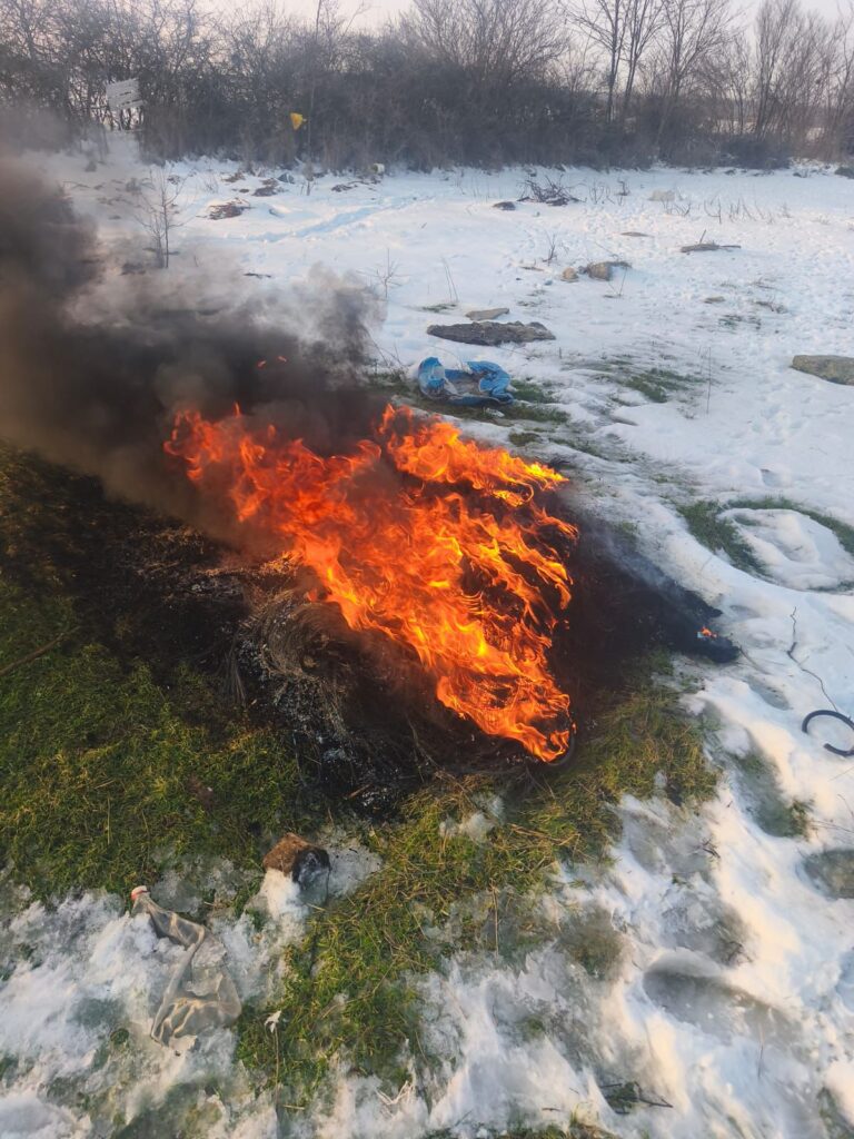 Incendiere ilegală de deșeuri, oprită la timp de jandarmii doljeni