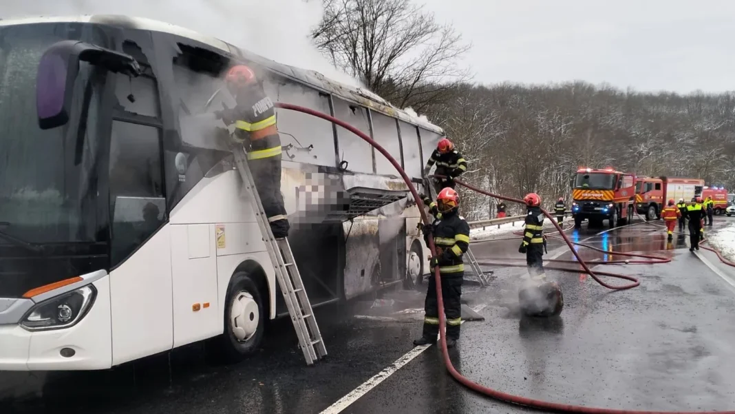 Panică pe o şosea din România. Un autocar în care erau aproape 50 de oameni a luat foc