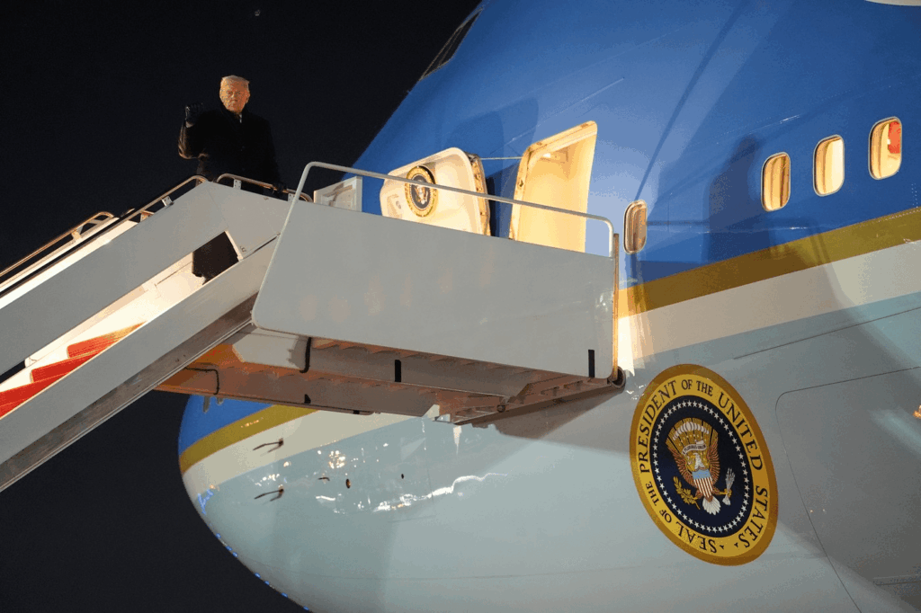 Avionul Air Force One al preşedintelui SUA, nevoit să se întoarcă din drumul spre Davos, din cauza unor probleme electrice „minore” 