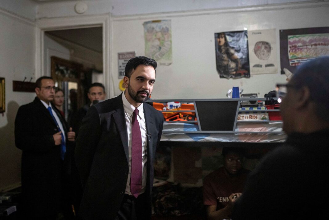 Primarul orașului New York, Zohran Mamdani, vizitează un apartament aparținând lui Nadege Romulus, în prima sa zi de mandat, la adresa 85 Clarkson Ave, în New York City, 1 ianuarie 2026