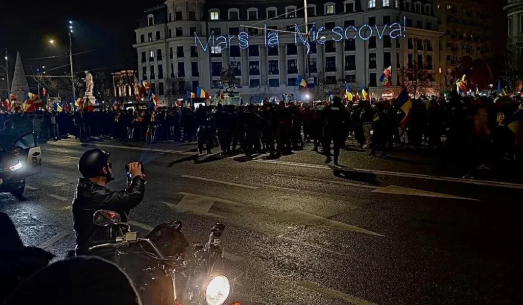 Bărbatul care a proiectat mesajul „Marș la Moscova” la protestul AUR din Piața Universității, amendat
