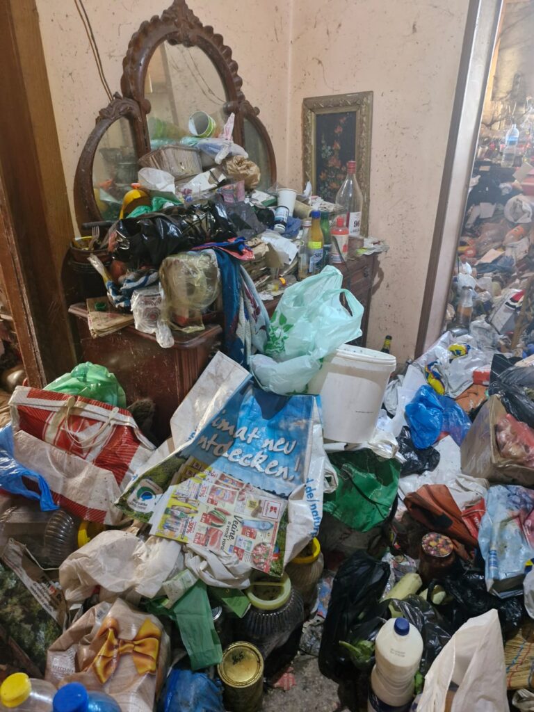 O avocată din Baroul Dolj, obligată de instanța de judecată să-și facă curat în apartament