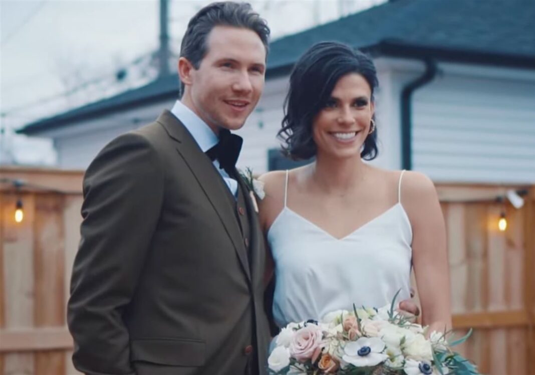 Spencer și Monique Tepe pozează în ziua nunții lor, în ianuarie 2021