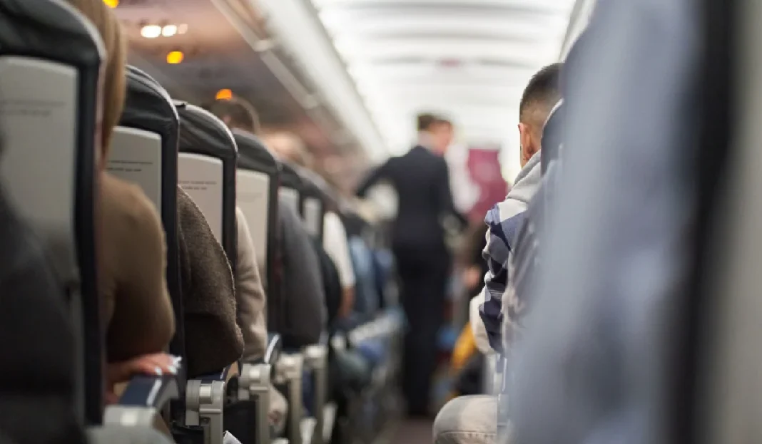 Bărbat reţinut după ce ar fi încercat să-și urce soția moartă într-un avion