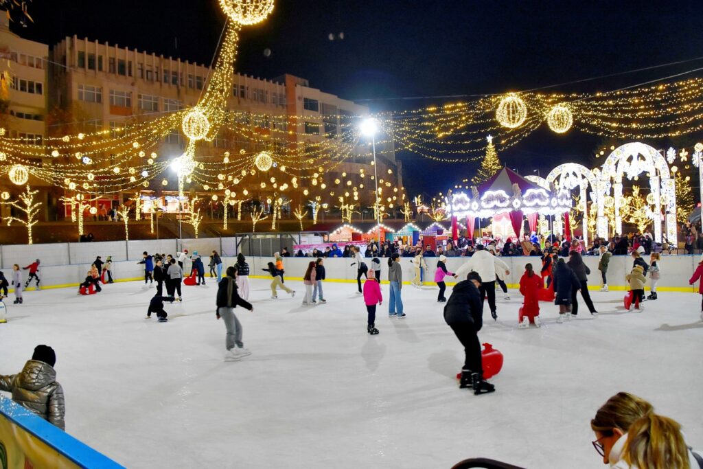 Mii de râmniceni s-au bucurat de patinoarul din Târgul „Decembrie Magic”