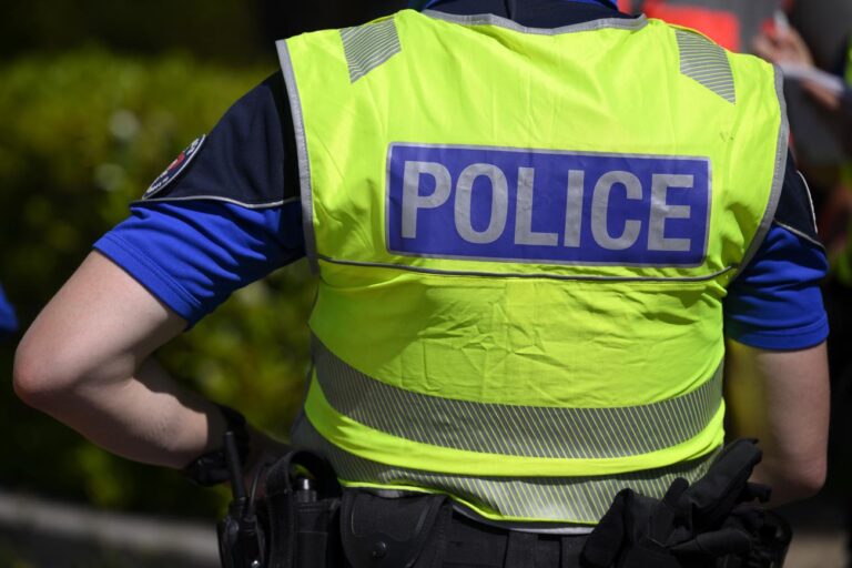 Un român din Elveția se îmbrăca în polițist și jefuia șoferii din refugiile de pe autostradă