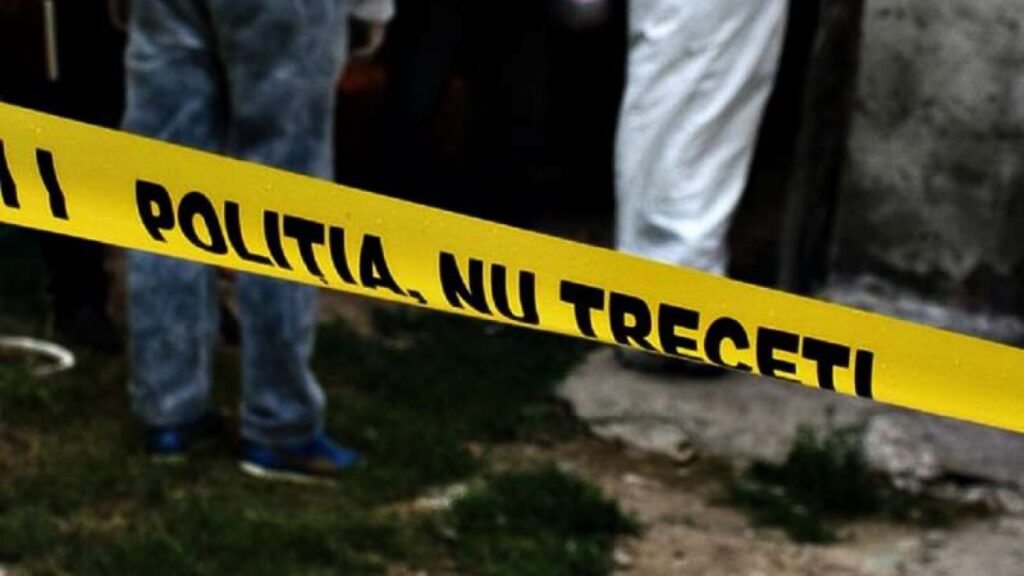 Femeie găsită moartă în curte. Ar fi fost atacată de un câine