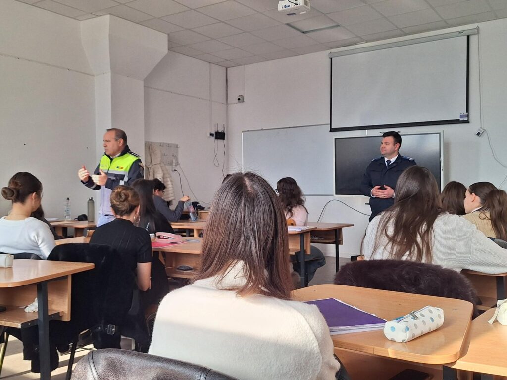 Activități preventive desfășurate de jandarmi și polițiști la Liceul „Carol I” din Craiova