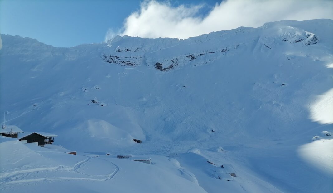 Avertizare pentru altitudini de peste 1.800 de metri, unde pot apărea avalanșe medii și mari