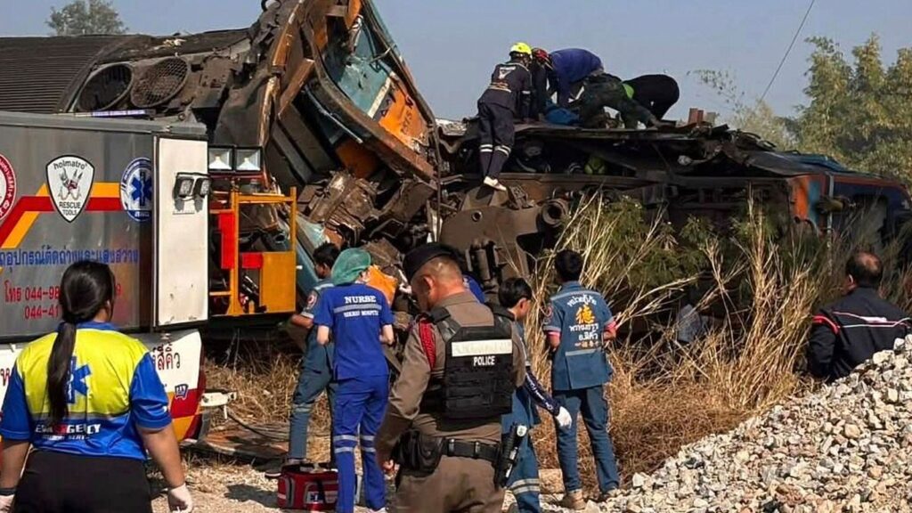 (VIDEO) Cel puțin 22 de morți după ce o macara s-a prăbușit peste un tren de pasageri în Thailanda