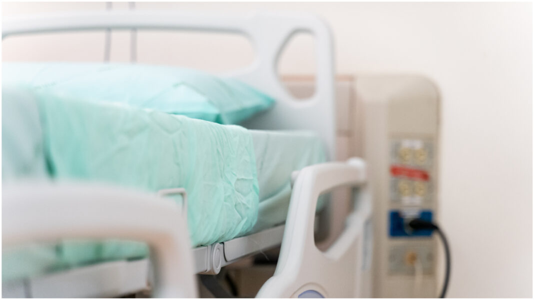 Doi adolescenţi răniţi, după ce au dat foc unor avelope şi au intrat cu sania în ele