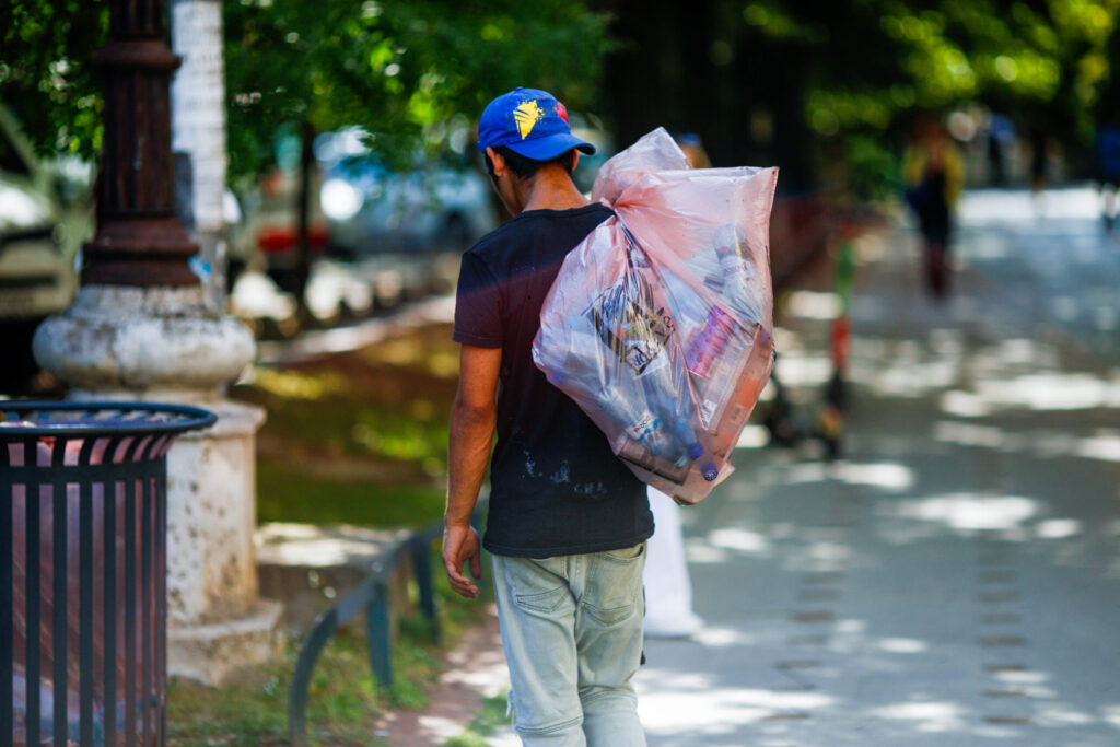 Și-a pierdut ajutorul social pentru că a adunat sticle reciclabile și a declarat venitul