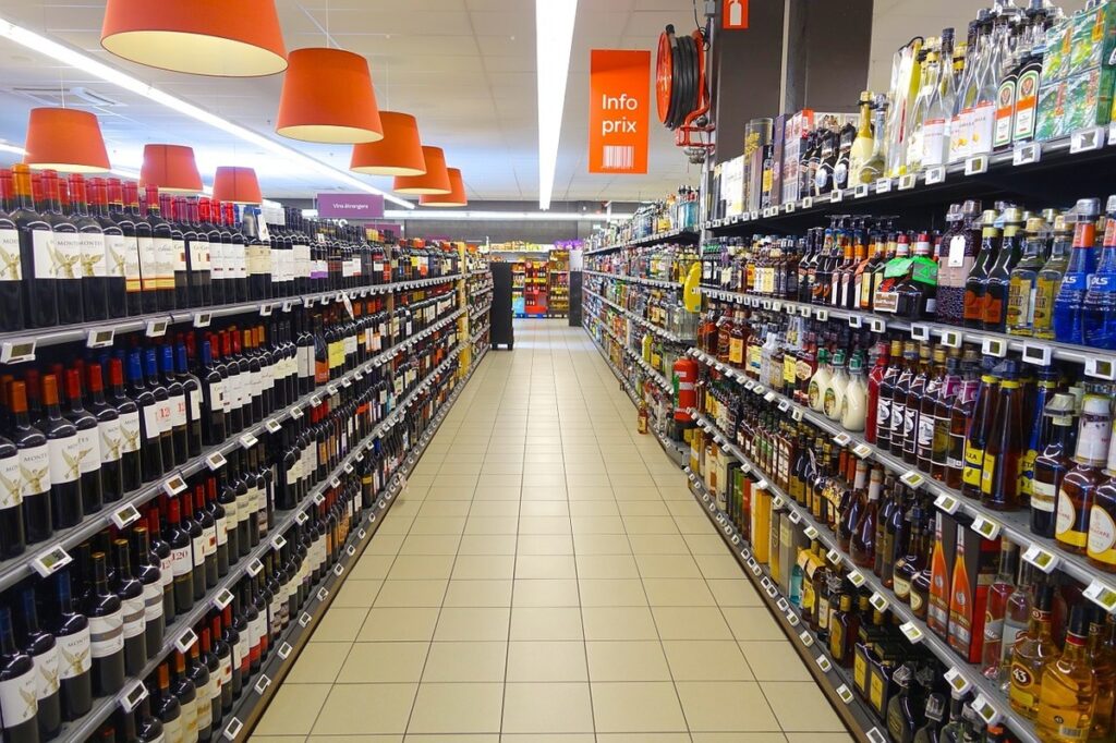 Doi tineri din Rovinari reținuți după ce au furat țigarete dintr-un supermarket