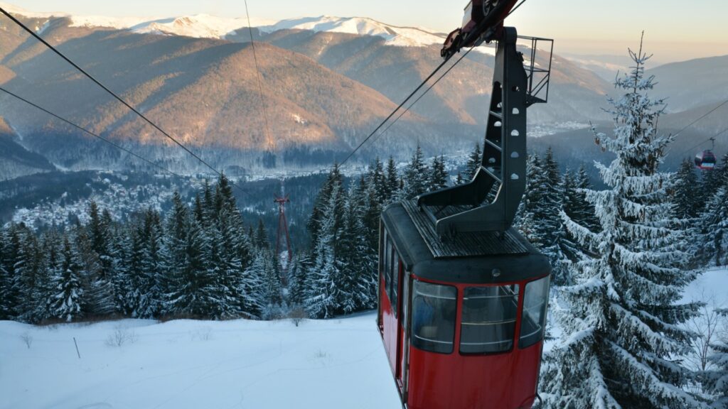 Vântul puternic a oprit telecabinele în Sinaia. Cât mai pot urca turiștii