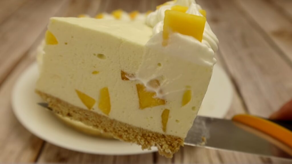 Tort fără coacere cu biscuiți, iaurt și piersici