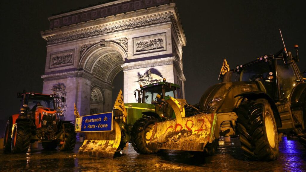 Fermierii francezi au protestat plimbându-se cu tractoarele prin centrul Parisului