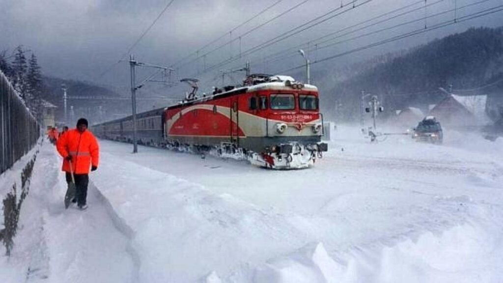 Probleme în circulația trenurilor din cauza ninsorilor, în special pe regionalele Craiova și Timișoara 