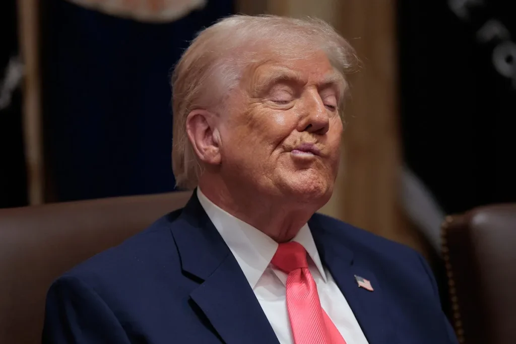 Donald Trump se răzbună și mărește taxele vamale pentru țările care susțin Groenlanda… până când îi va fi vândută!
