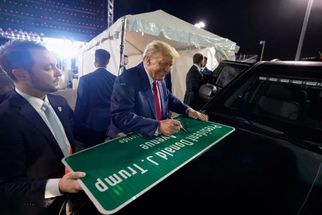 Bulevardul de lângă vila lui Donald Trump din Mar-a-Lago, rebotezat cu numele lui