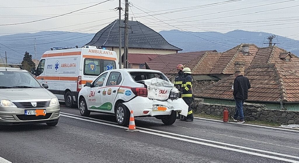 Accident dur produs în Vâlcea! Patru persoane, transportate de urgență la spital