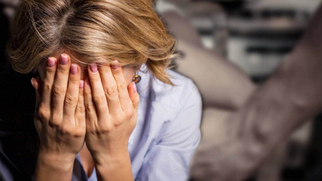 Un tânăr de 38 de ani a distrus ușa apartamentului părinților și a agresat-o fizic pe mama sa, fiind cercetat pentru violență în familie