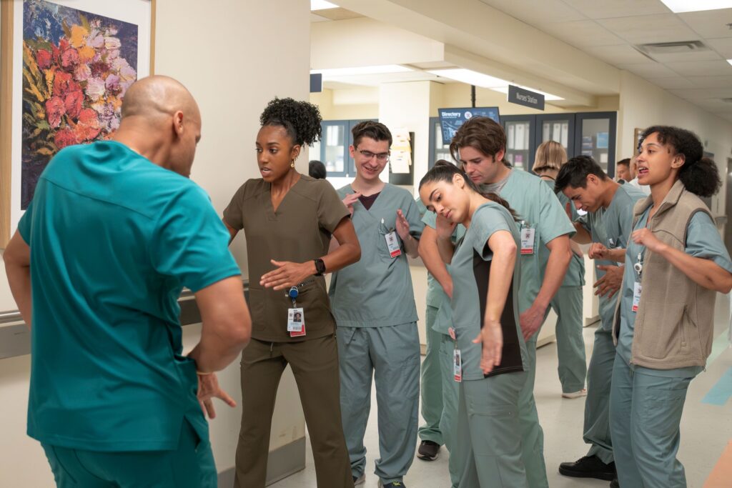 „Scrubs” revine cu o nouă bătaie a inimii – și aceeași inimă veche