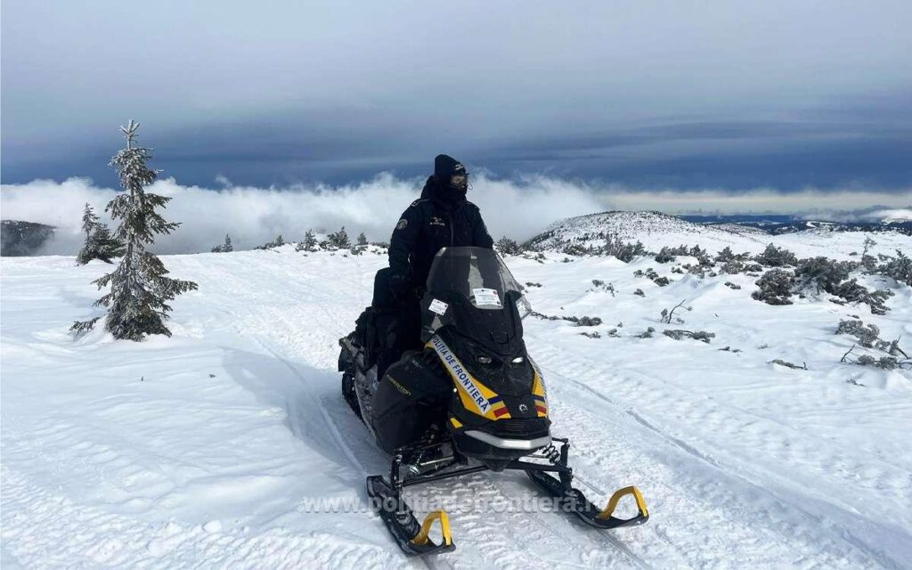 (VIDEO) Poliția de Frontieră Română își consolidează intervenția în zona montană cu snowmobile moderne