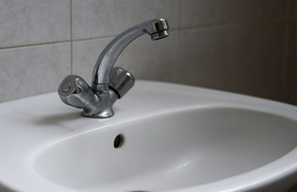Stare de alertă pentru 30 de zile în Curtea de Argeș, după depistarea bacteriei Clostridium perfringens în apa potabilă