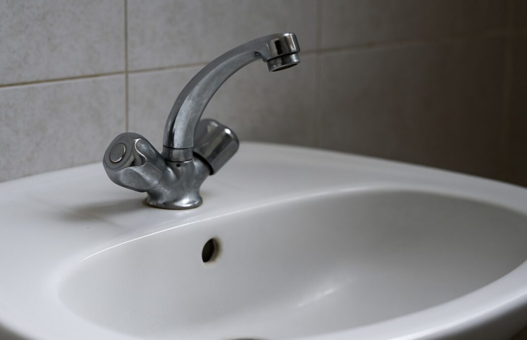 Apa din rețeaua publică poate fi folosită doar la toaletă