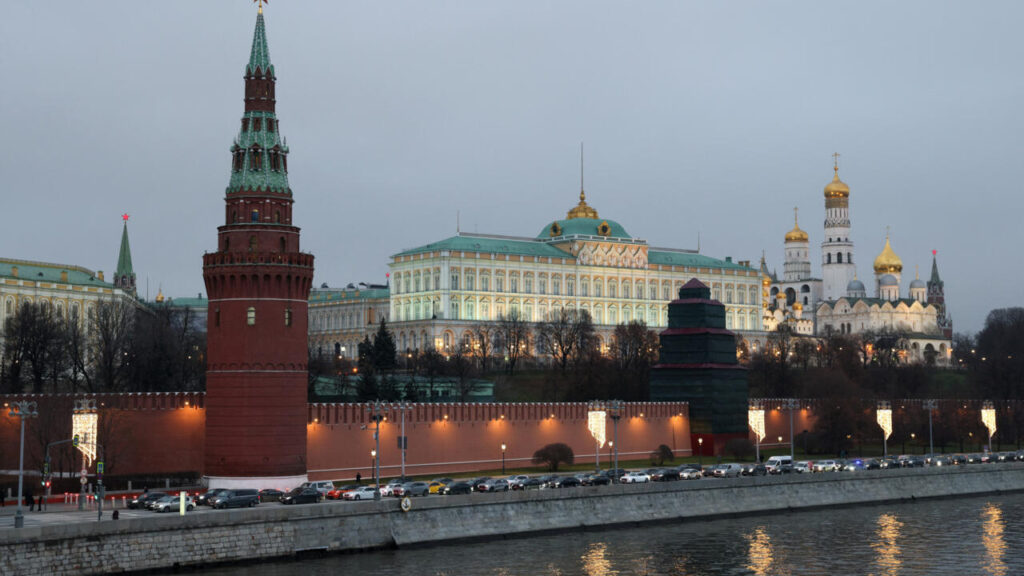 Vehicule în trafic pe un terasament lângă Kremlin, în centrul Moscovei, Rusia, 2 decembrie 2025 (Foto: Ramil Sitdikov, Reuters)