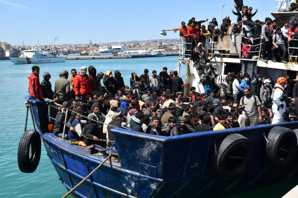 Italia vrea să înăsprească regulile migraţiei: interdicţii temporare pentru sosirea migranţilor pe mare