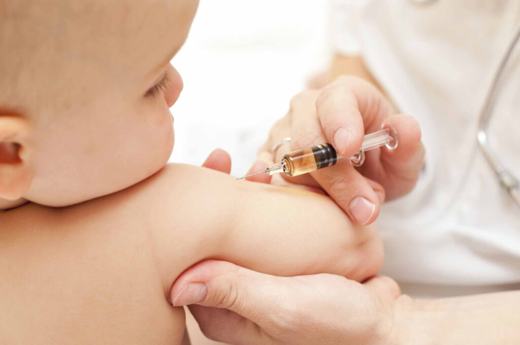 Un deputat cere reintroducerea vaccinării în școli. „Antivaccinismul nu poate fi tratat ca o opinie”
