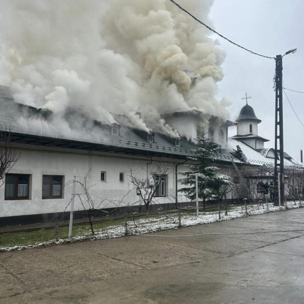 Gorj: Incendiu la Mănăstirea Strâmba Jiu