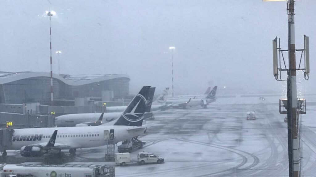 Haos pe aeroporturile din Capitală: zboruri anulate și redirecționate din cauza ninsorilor