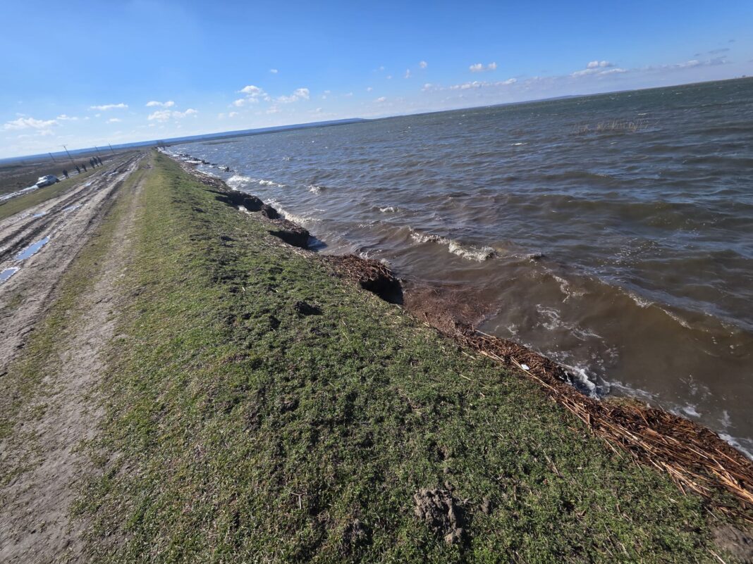 Nivelul ridicat al apei și vântul puternic au afectat digul de contur pe aproape un kilometru. Specialiștii monitorizează permanent zona și pregătesc lucrări de urgență