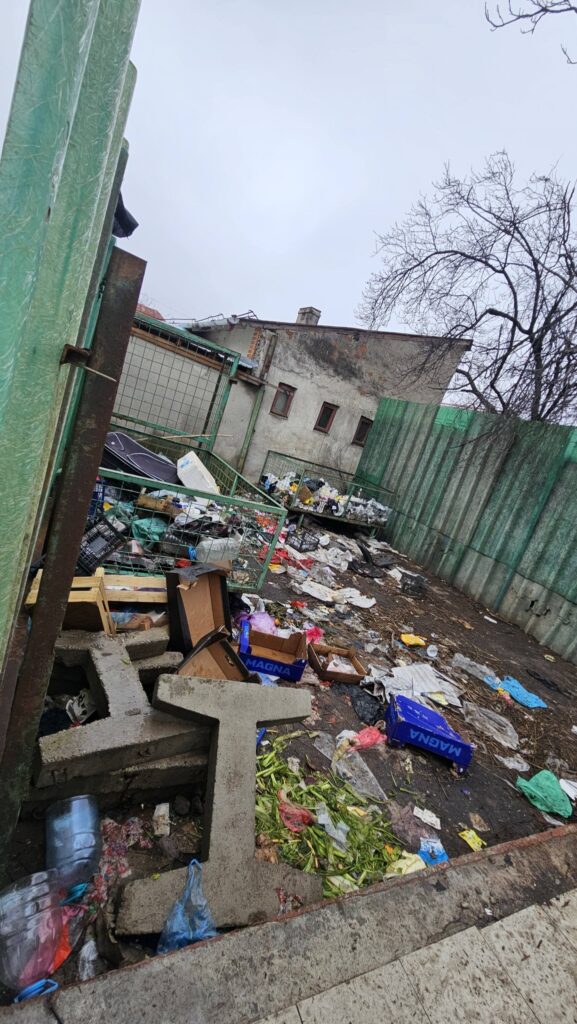 Terenuri private din incinta Pieței Centrale transformate în groapă de gunoi