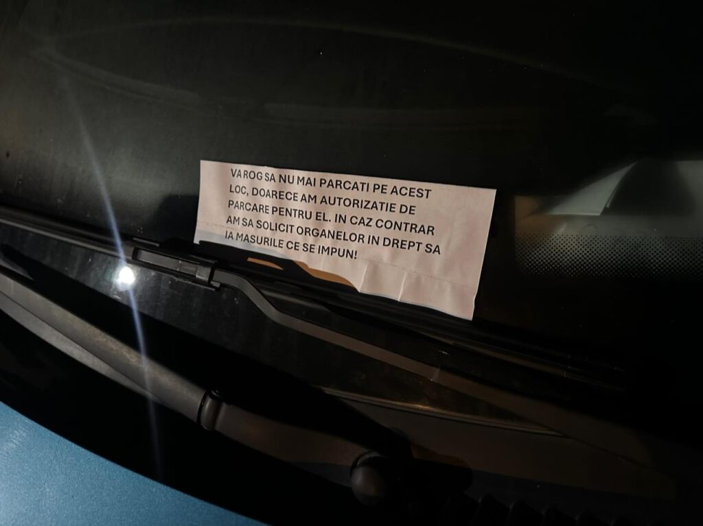 Dispute între craioveni pe locurile de parcare de reședință. Cum își semnalizează concesionarul locul?