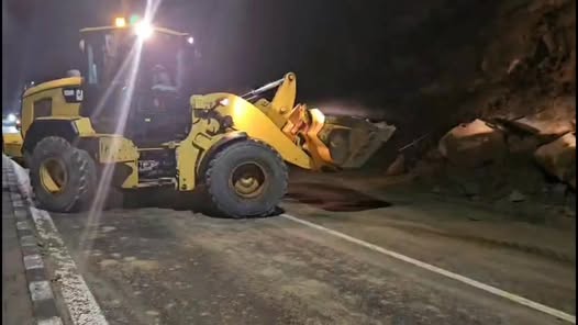 (VIDEO) Măsuri rapide pe Valea Oltului, după căderi de pietre pe partea carosabilă