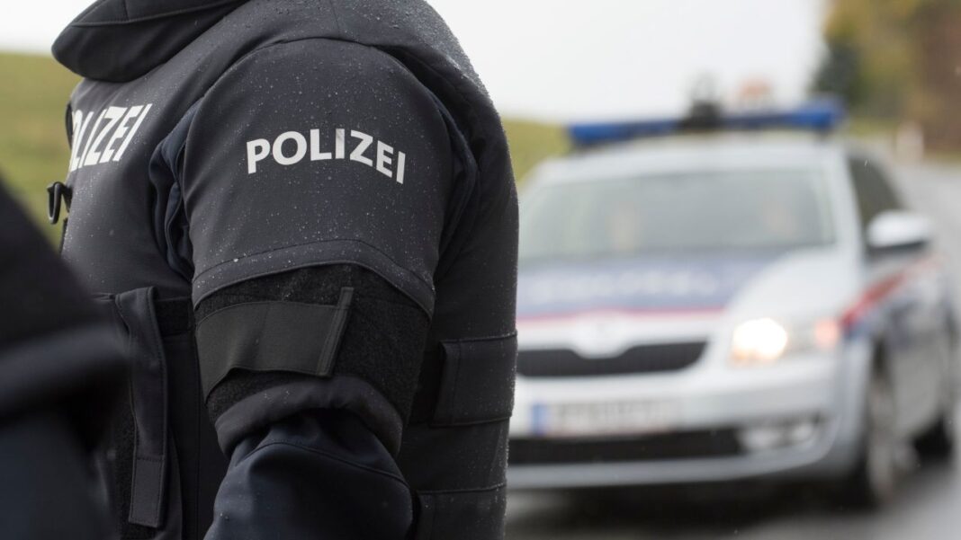 Polițist roman, anchetat în Austria după ce a furat cu soția sa pantofi din 20 de magazine