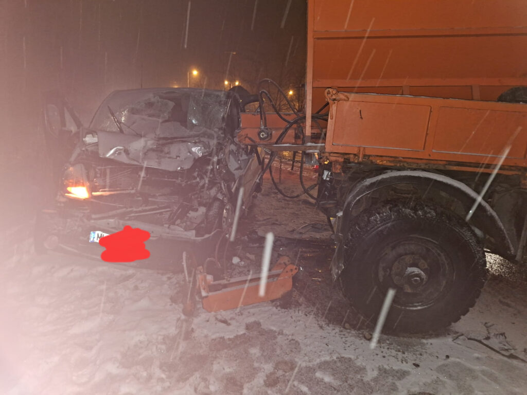 Cinci răniţi, în urma unui accident între un microbuz şi o autospecială de deszăpezire pe DN 6
