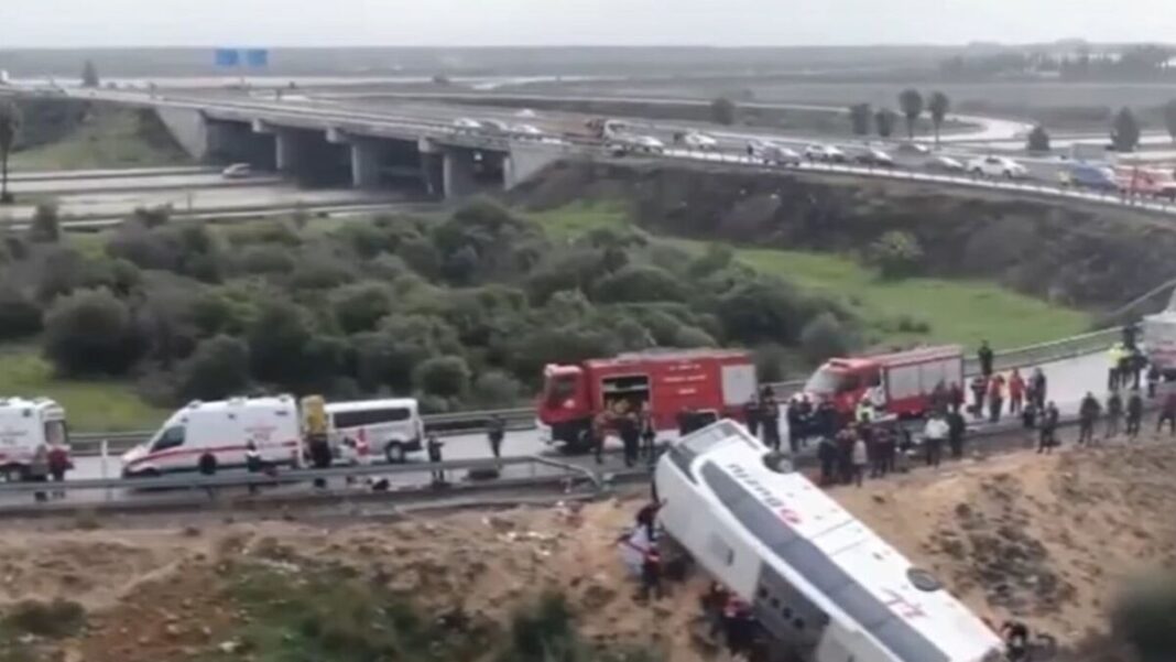 Autocarul s-a răsturnat și a căzut într-un șanț de 15 metri, pasagerii fiind aruncați din vehicul