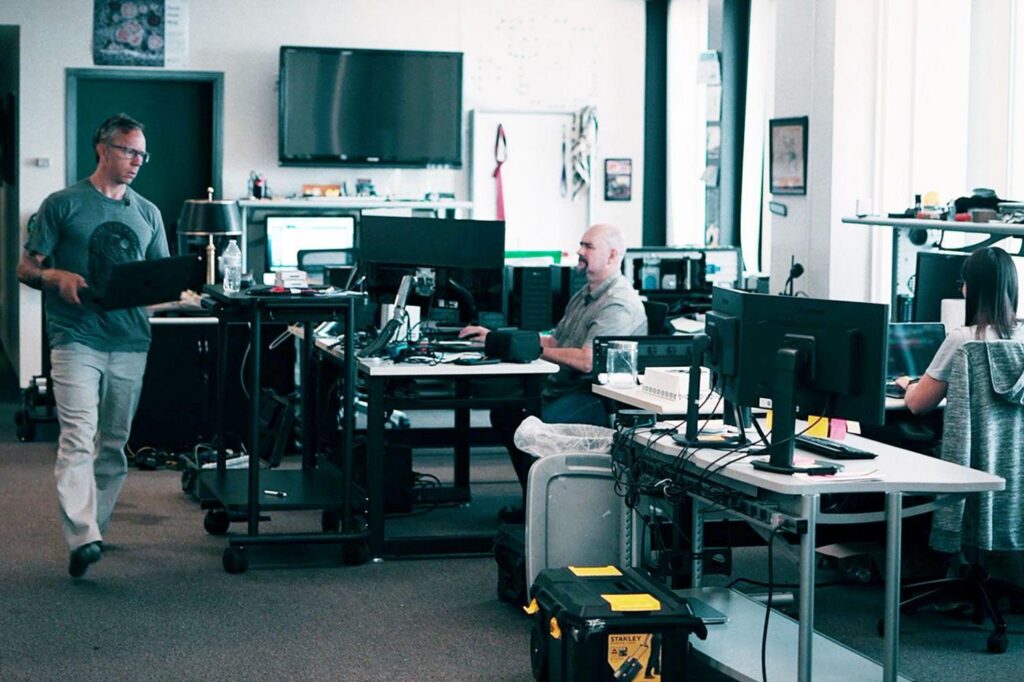 Squire și echipa sa monitorizează non-stop camerele de chat de pe dark web pentru a căuta indicii care ar putea identifica și localiza copiii abuzați