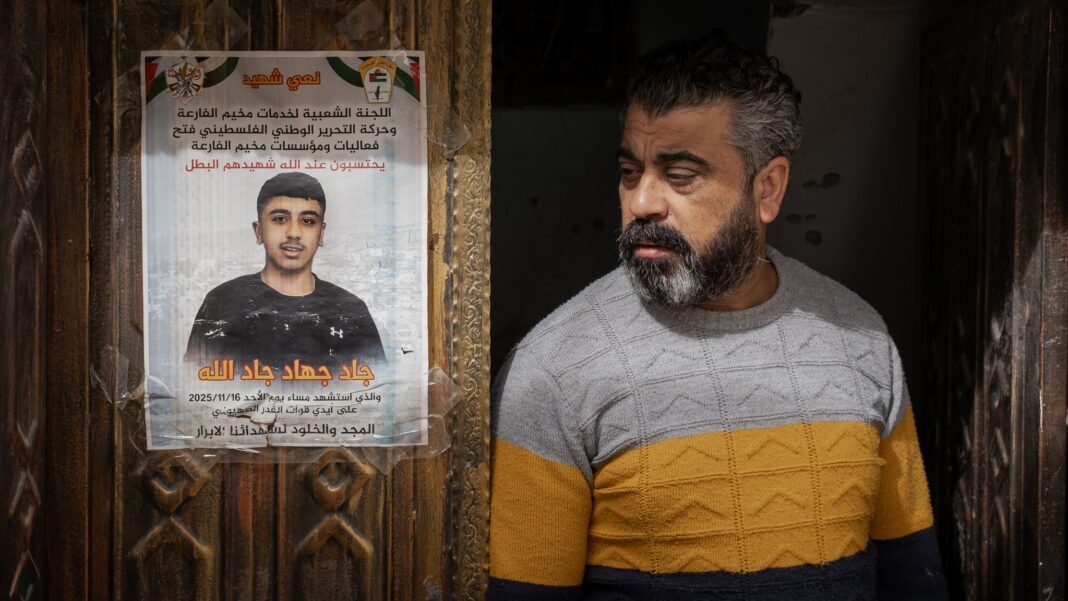 Tatăl lui Jad stă lângă un afiș memorial de pe ușa lor. „Fiul meu nu a reprezentat o amenințare pentru acei soldați”, a spus el