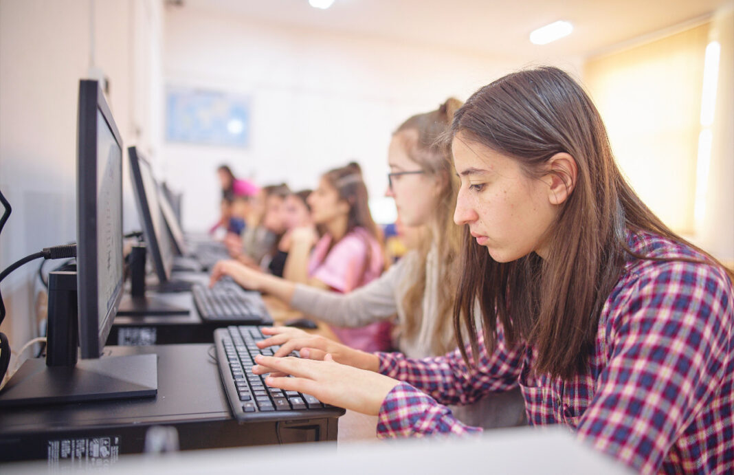 Adolescenții folosesc inteligența artificială (AI) și navighează în mediul digital