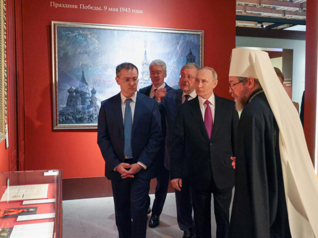 Consilierul prezidențial Vladimir Medinsky, în stânga, președintele rus Vladimir Putin, al doilea în dreapta, și mitropolitul Tihon (Georgiy Shevkunov), în dreapta, vizitează expoziția Rusia Ortodoxă de la Sala de Expoziții Manej din Moscova, marți, 4 noiembrie 2025