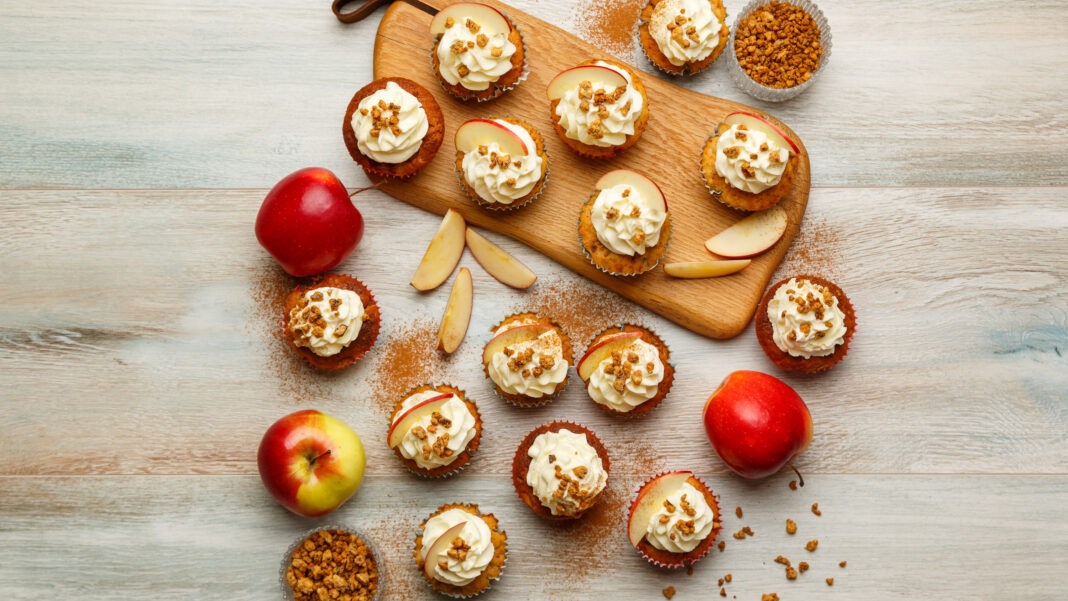 Brioșe cu mere, cremă de brânză și nuci caramelizate