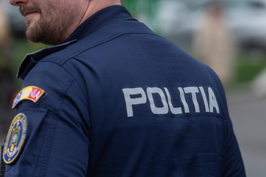 O fată de 16 ani, descoperită inconștientă pe stradă. Se presupune că ar fi fost electrocutată